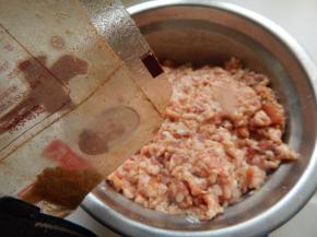 加入五香粉及淀粉3克抓匀腌半小时