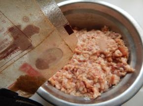 加入五香粉及淀粉3克抓匀腌半小时