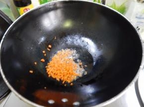 胡萝卜切碎放锅里炒
