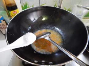 加入半碗水及盐