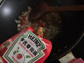 加入适量开水后挤入番茄酱