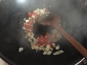 再放入切碎的番茄炒