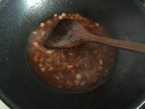 然后加入盐、生抽、蚝油、白砂糖