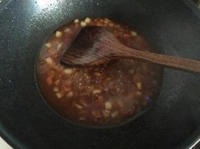 然后加入盐、生抽、蚝油、白砂糖
