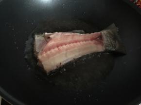 锅里热油后放入油锅中炸至外酥里嫩即可捞起装盘备用