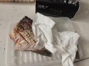 用纸巾将鱼上的水份吸干