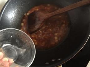 淋入水淀粉勾芡