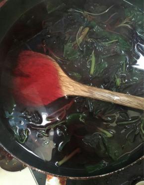 红苋菜放在开水锅中煮3分钟，捞出红苋菜，汁儿过滤一下晾凉！

