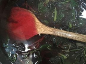 红苋菜放在开水锅中煮3分钟，捞出红苋菜，汁儿过滤一下晾凉！

