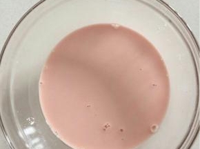 把玉米淀粉和红苋菜汁儿1:1混合，搅拌均匀！

