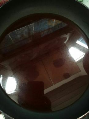 锅中再倒入4碗红苋菜汁儿，少许盐烧开！（用量玉米淀粉的碗来量水，玉米淀粉和水的比例是1:5，刚刚玉米淀粉里已经放入一碗水了，锅里再放入4碗就可以了！）

