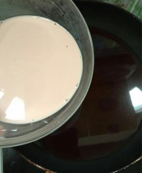 把搅拌好的玉米淀粉，缓缓的倒入锅中！

