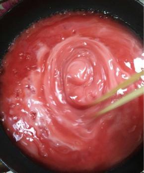 边倒入边用筷子搅拌均匀！

