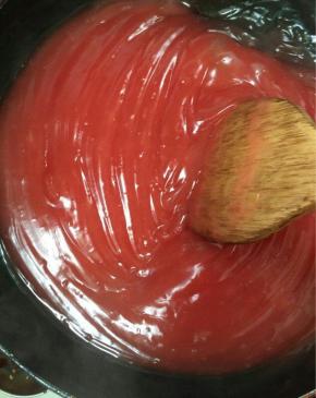 小火边加热边顺时针搅动，以免粘锅糊掉了！

