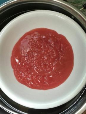 装入大碗中，放在冷水盆中降温，晾凉后放在冰箱冷藏3个小时！（也可以直接放在外面降温，不过我嫌太慢了！）

