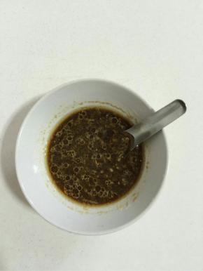 准备料汁儿：蒜泥1勺，香醋1勺，生抽2勺，花椒油1勺，香油1勺，鸡精1勺，盐1勺，白糖1勺搅拌均匀！（喜欢吃辣椒的还可以放1勺辣椒油！）

