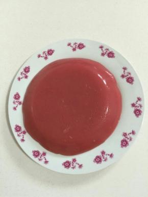 已成型的粉色凉粉儿，倒扣在盘子里！

