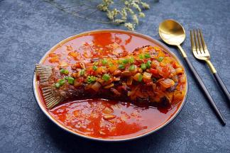 将煮好的酱汁淋入鱼身上