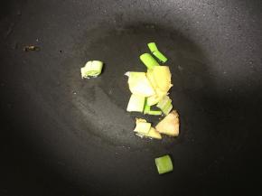 留少许底油，烧热后放入葱姜蒜末爆香。