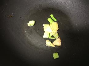 留少许底油，烧热后放入葱姜蒜末爆香。