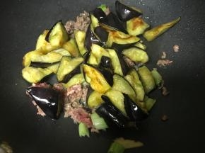 再倒入刚才的茄子，翻炒均匀。