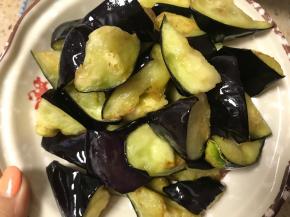 炸到茄子表面微黄的状态关火捞出，淋干油分备用。