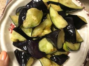 炸到茄子表面微黄的状态关火捞出，淋干油分备用。