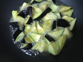 油烧至7分热，放入茄子块儿。