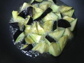 油烧至7分热，放入茄子块儿。