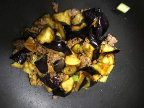 一次性加入所有调料，小火烧至汤汁收干。