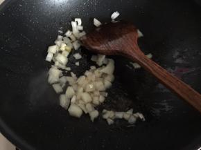 倒出多余的油后，利用余油放入切碎的洋葱炒香