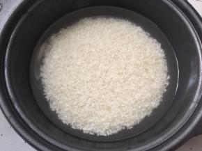 香菇洗净放在米汤里一起浸泡