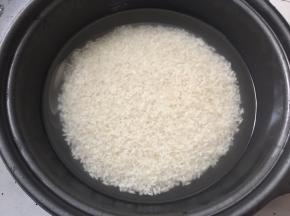 香菇洗净放在米汤里一起浸泡