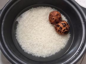米粒泡发后开始煮