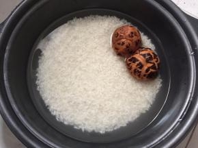 米粒泡发后开始煮