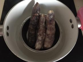 腊肠用锅隔水蒸熟