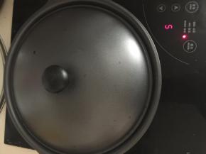 盖上锅盖中火煮沸转小火