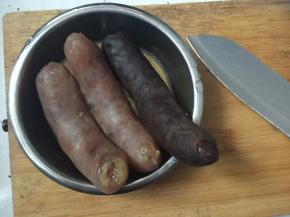 蒸熟的腊肠切片