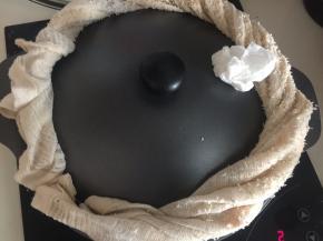 盖上锅盖，周围用湿毛巾包裹，气孔用沾水的纸巾塞上，大概4、5分钟