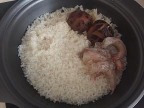 稍微收水后加入虾仁