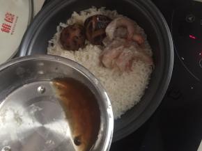 淋入少许蒸腊肠的汤汁