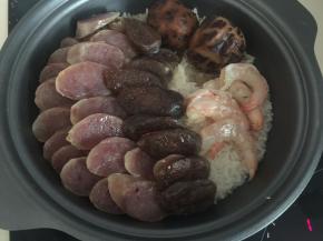 放入蒸好的腊肠