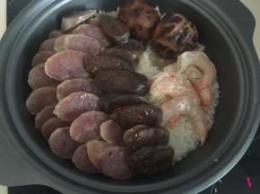 放入蒸好的腊肠