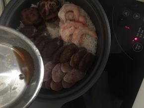 淋入剩余的腊肠汁