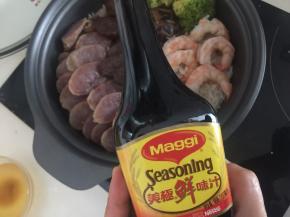 将焯熟的西兰花放入锅中，在虾、香菇、西兰花上淋入味极鲜酱油