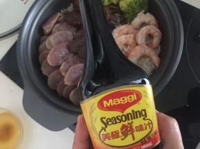 将焯熟的西兰花放入锅中，在虾、香菇、西兰花上淋入味极鲜酱油