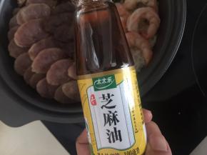 淋入香油，再稍微盖布焖煮片刻