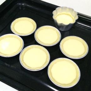 冷藏完毕，蛋挞液过筛后，倒入蛋挞模具中，八分满即可。