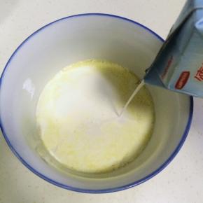 加入淡奶油和牛奶。