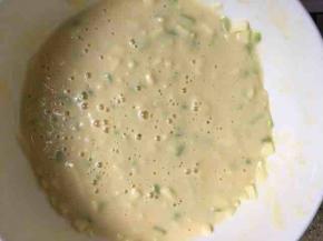 加入适量水拌匀，面糊不要太稀了